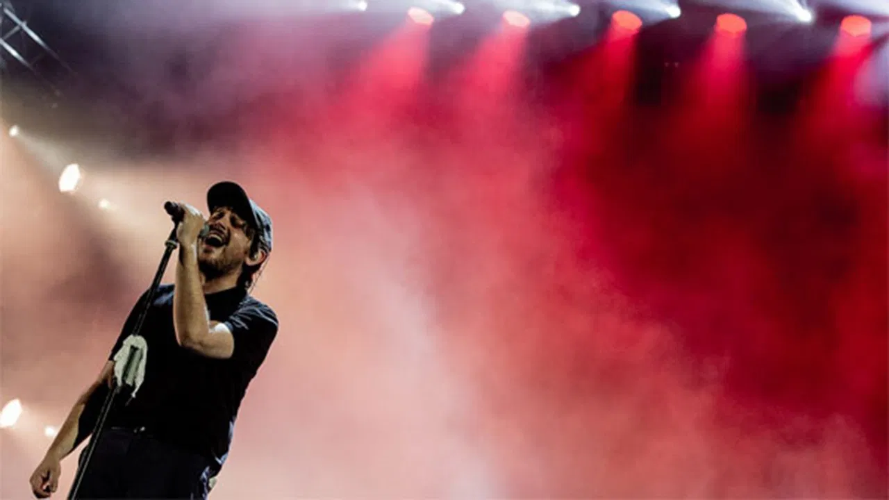 Calcutta - Tutti in piedi backdrop