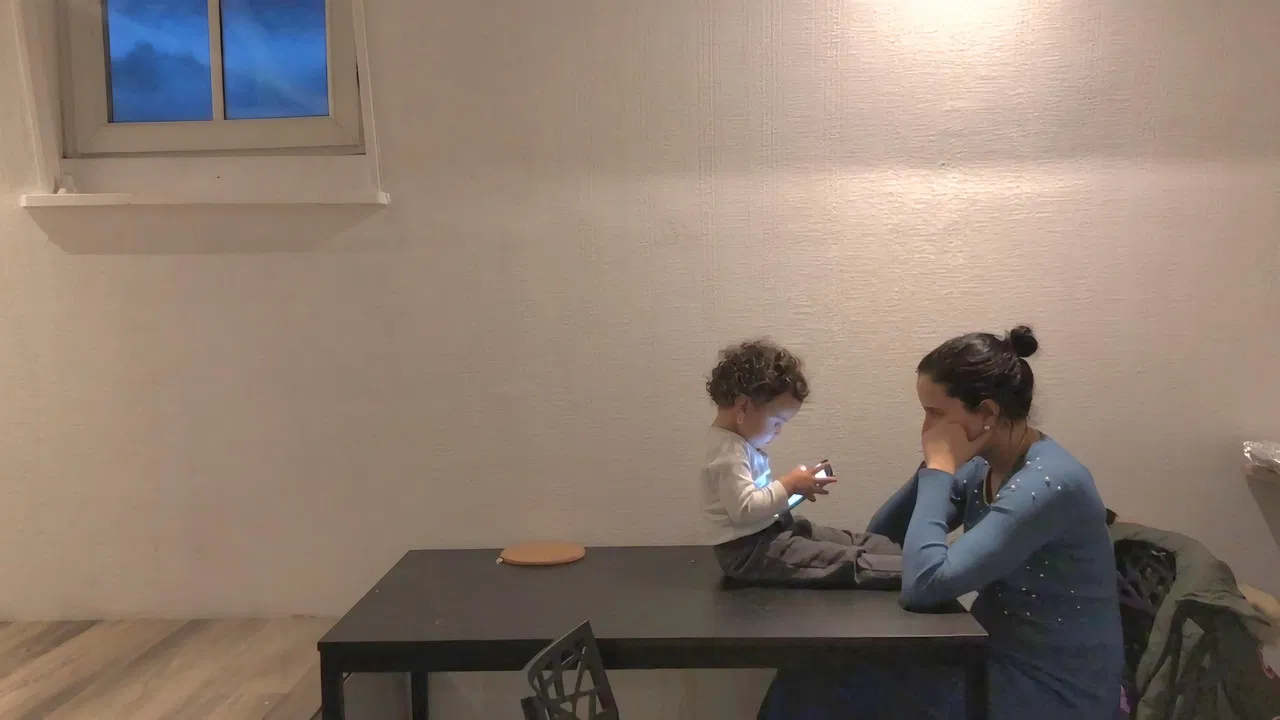 Mami, La Moula backdrop