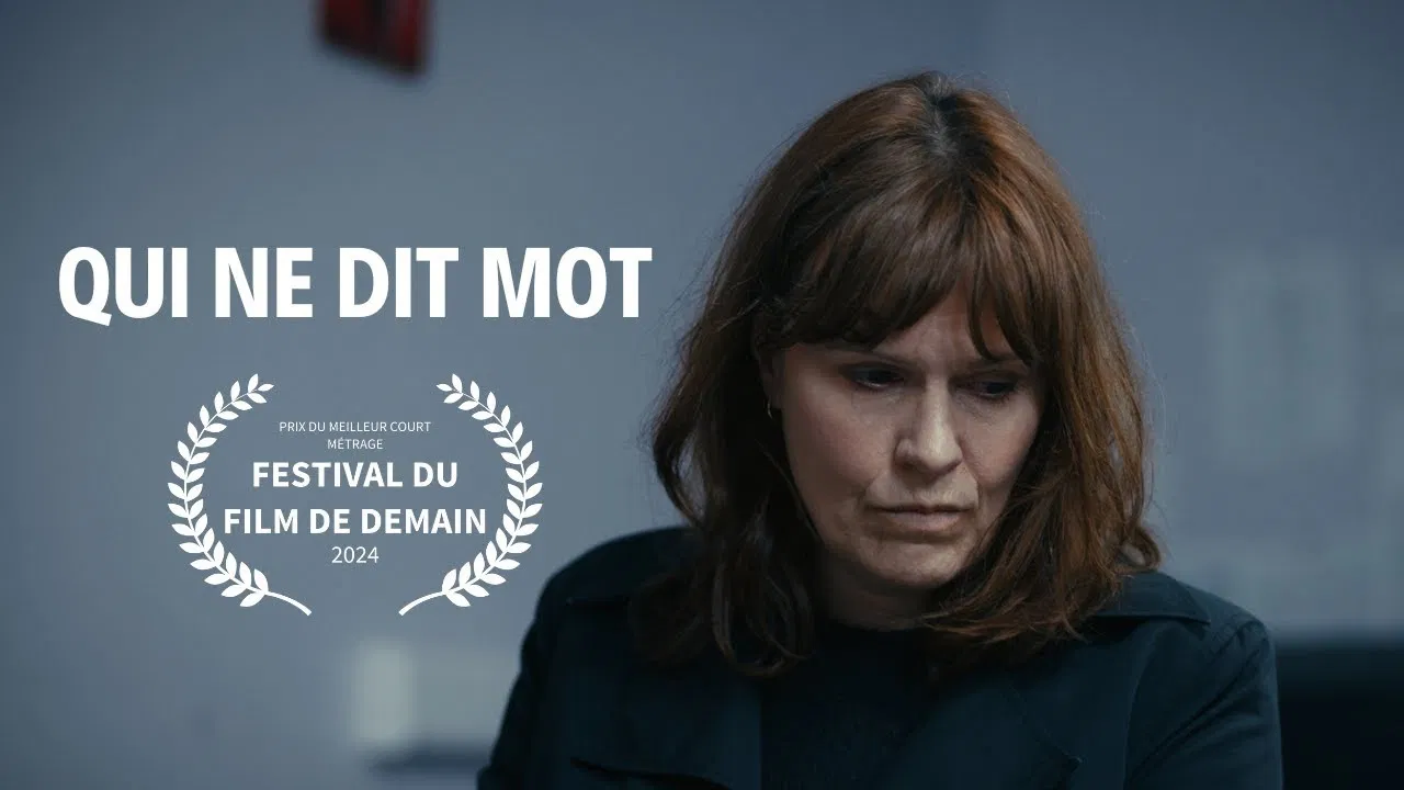 Qui ne dit mot backdrop