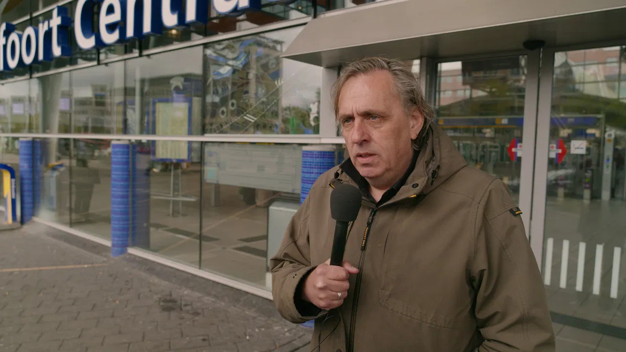 Van Roosmalen op reportage backdrop