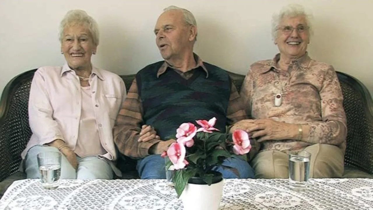 Ménage à trois backdrop