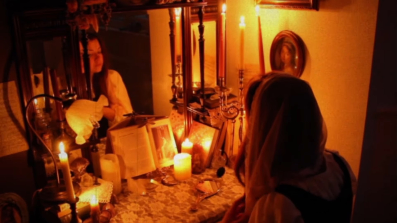 Femme De La Lune backdrop