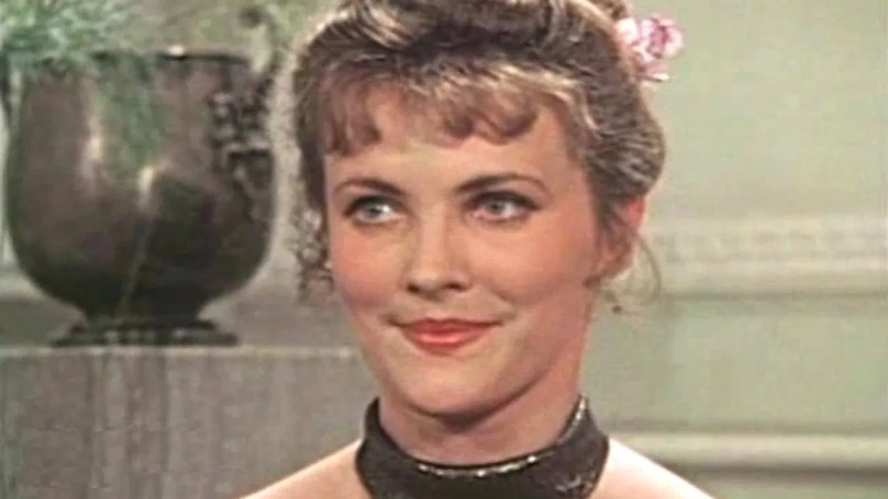 Hanna Glawari backdrop