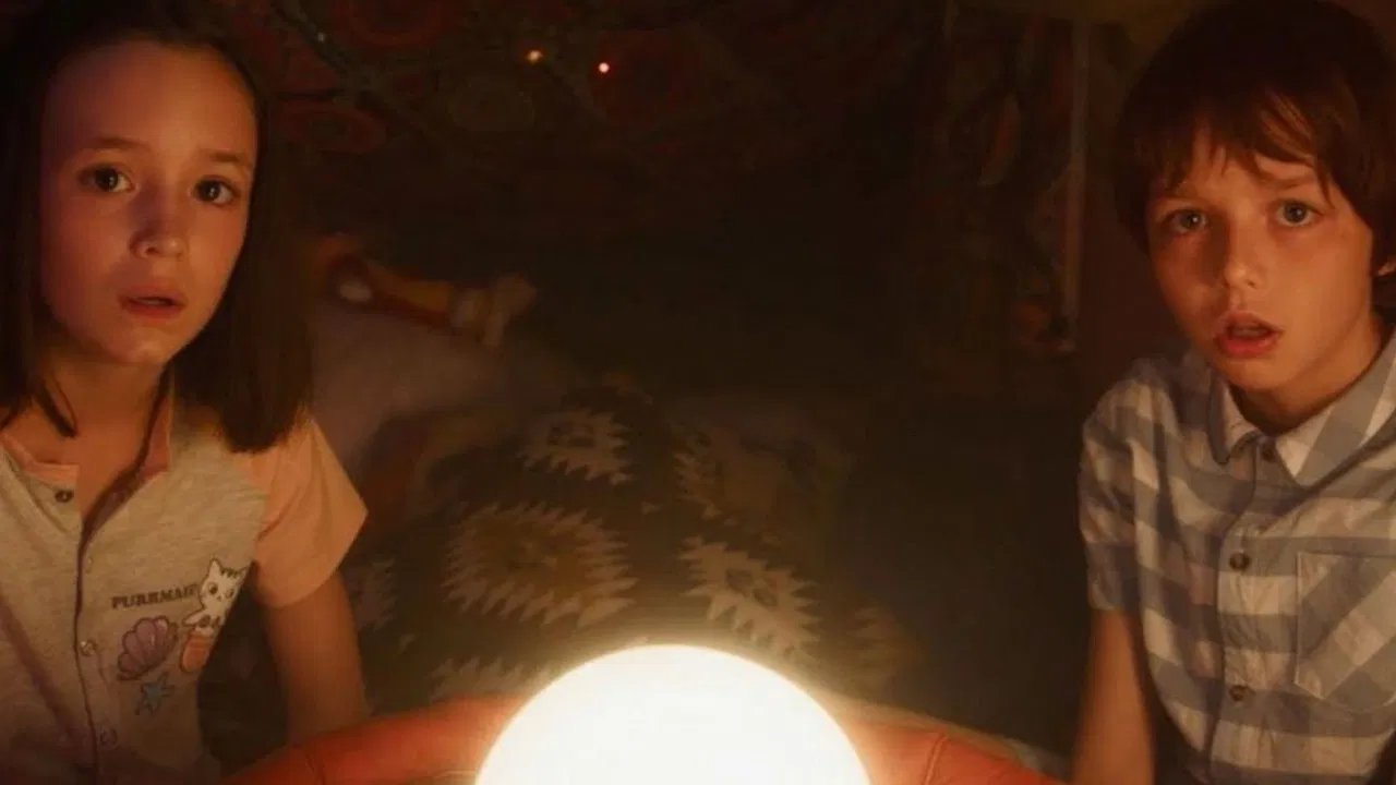 Simon's Got a Gift backdrop