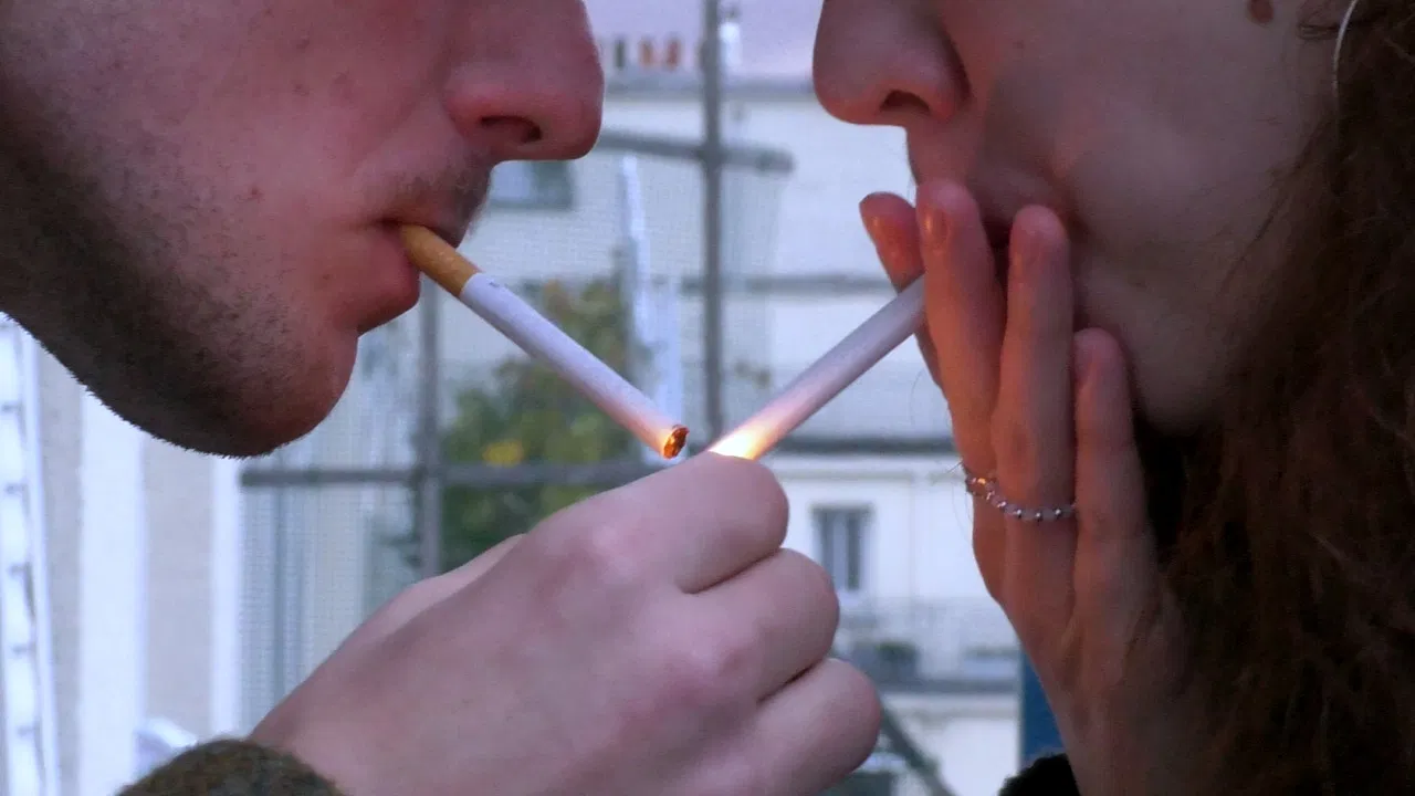 Bracelet Rouge backdrop