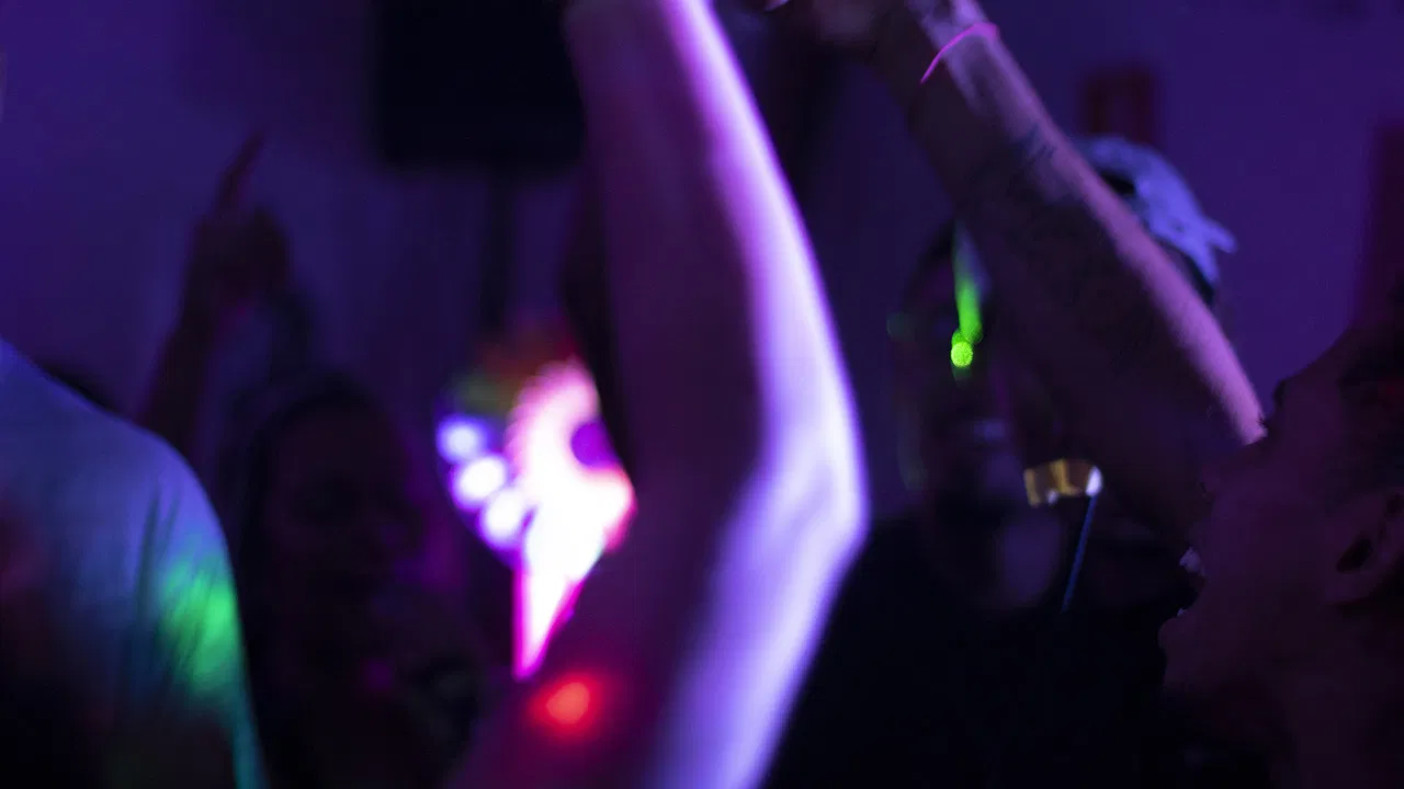 (Quase) no Centro da Terra backdrop