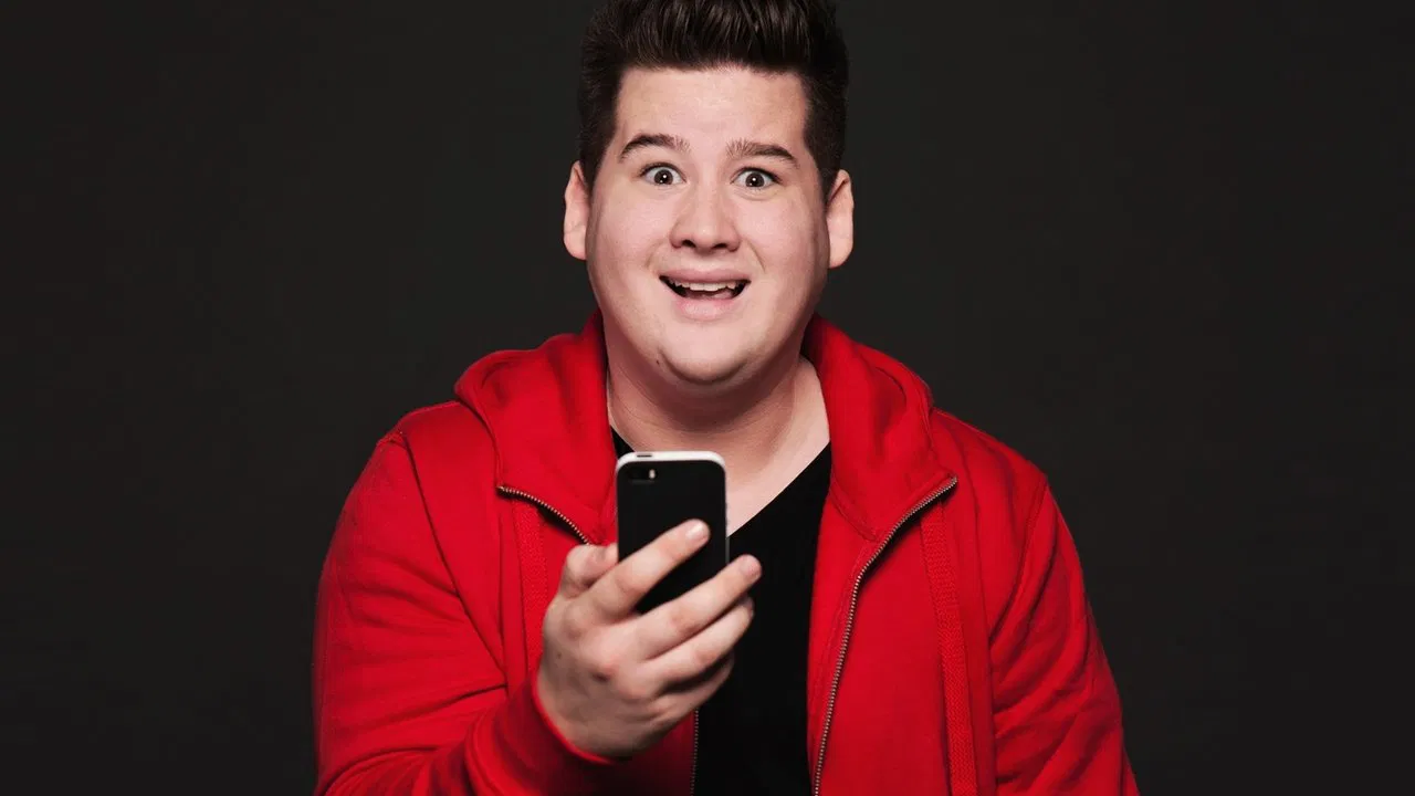 Chris Tall - Selfie von Mutti! backdrop