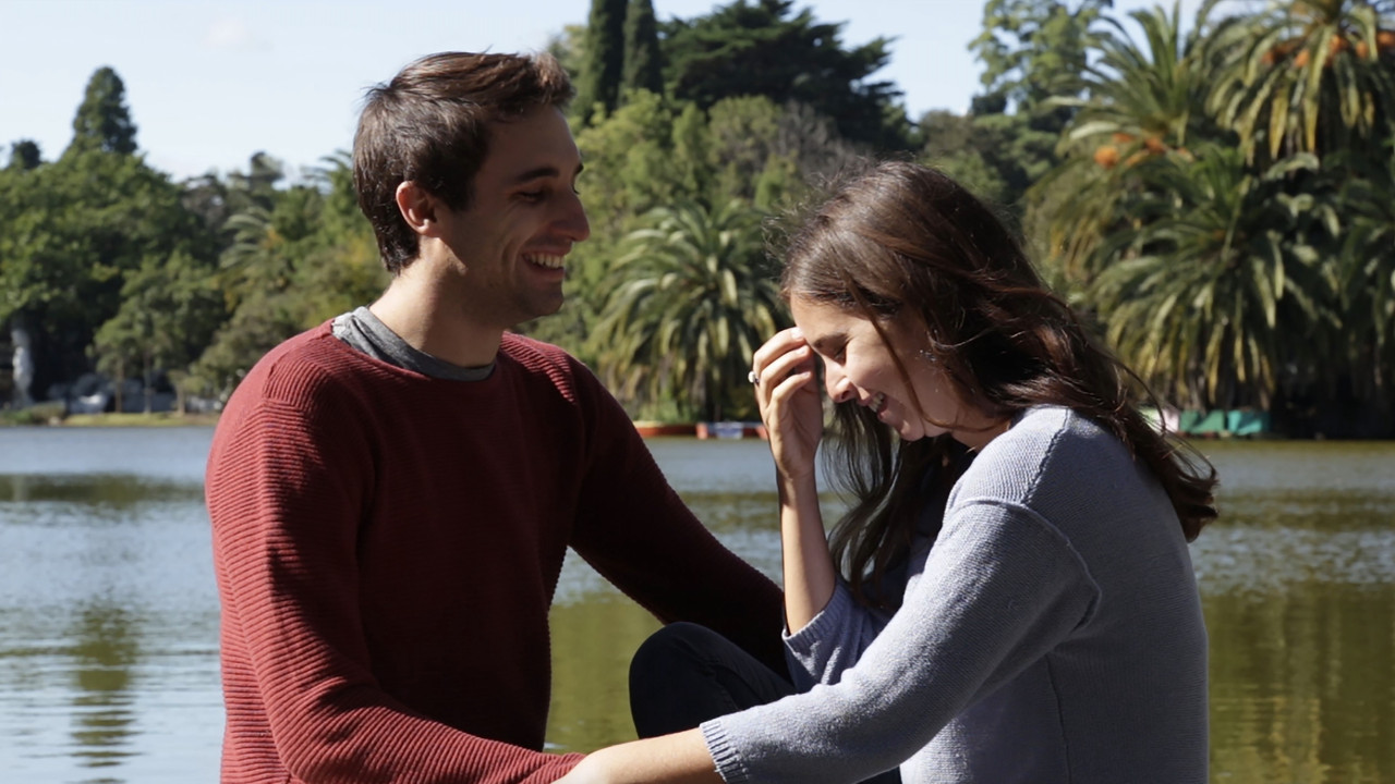 Eso que pasa mientras esperamos que otra cosa pase backdrop