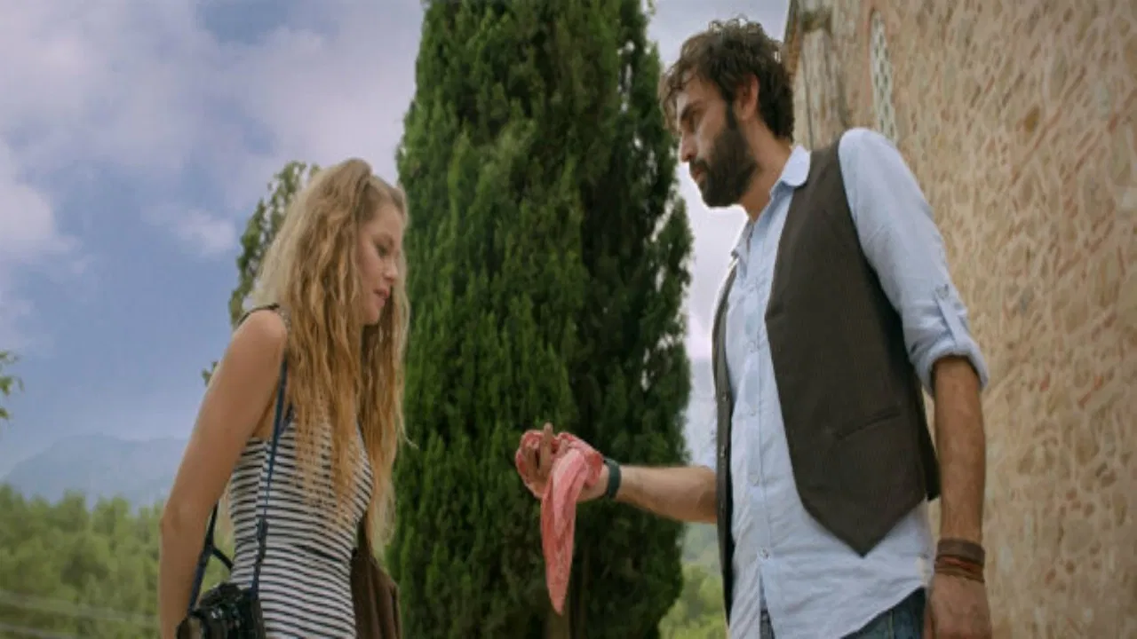 Çok Uzak Fazla Yakın backdrop