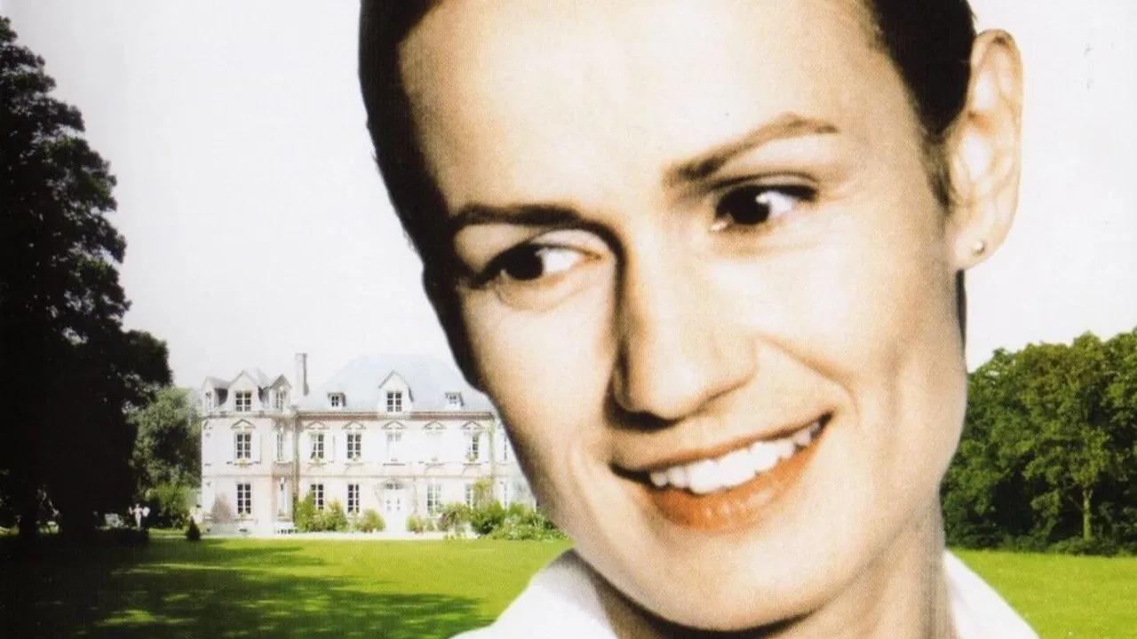 Une femme en blanc backdrop