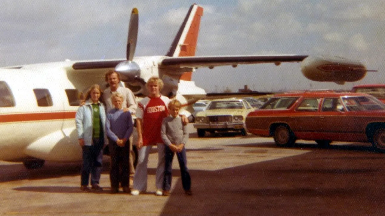 3 Days 2 Nights backdrop