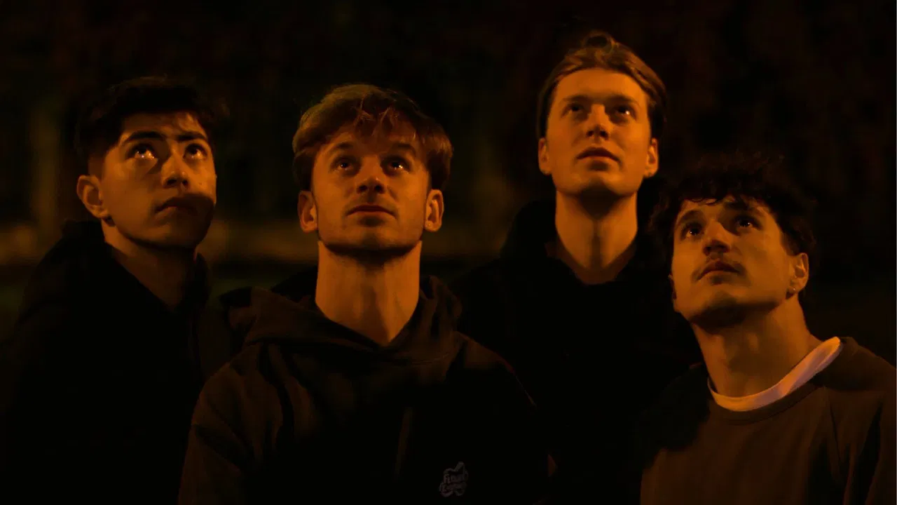 Le feu engendre le feu backdrop