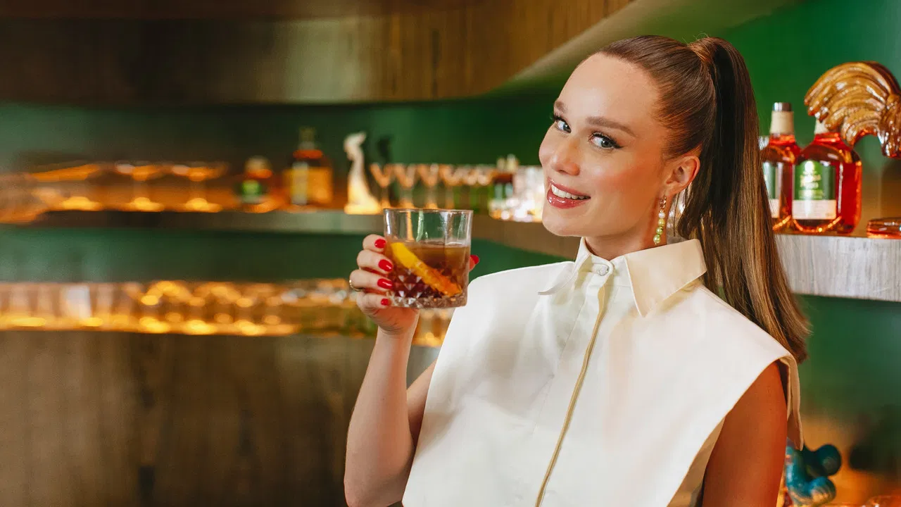 Happy Hour with Mariana Ximenes backdrop