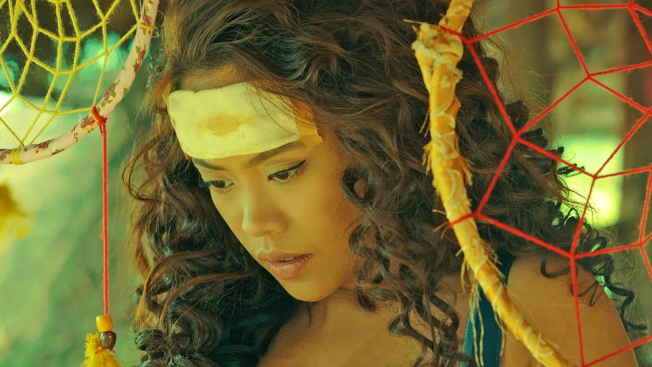 Ang Babaeng Walang Pakiramdam backdrop