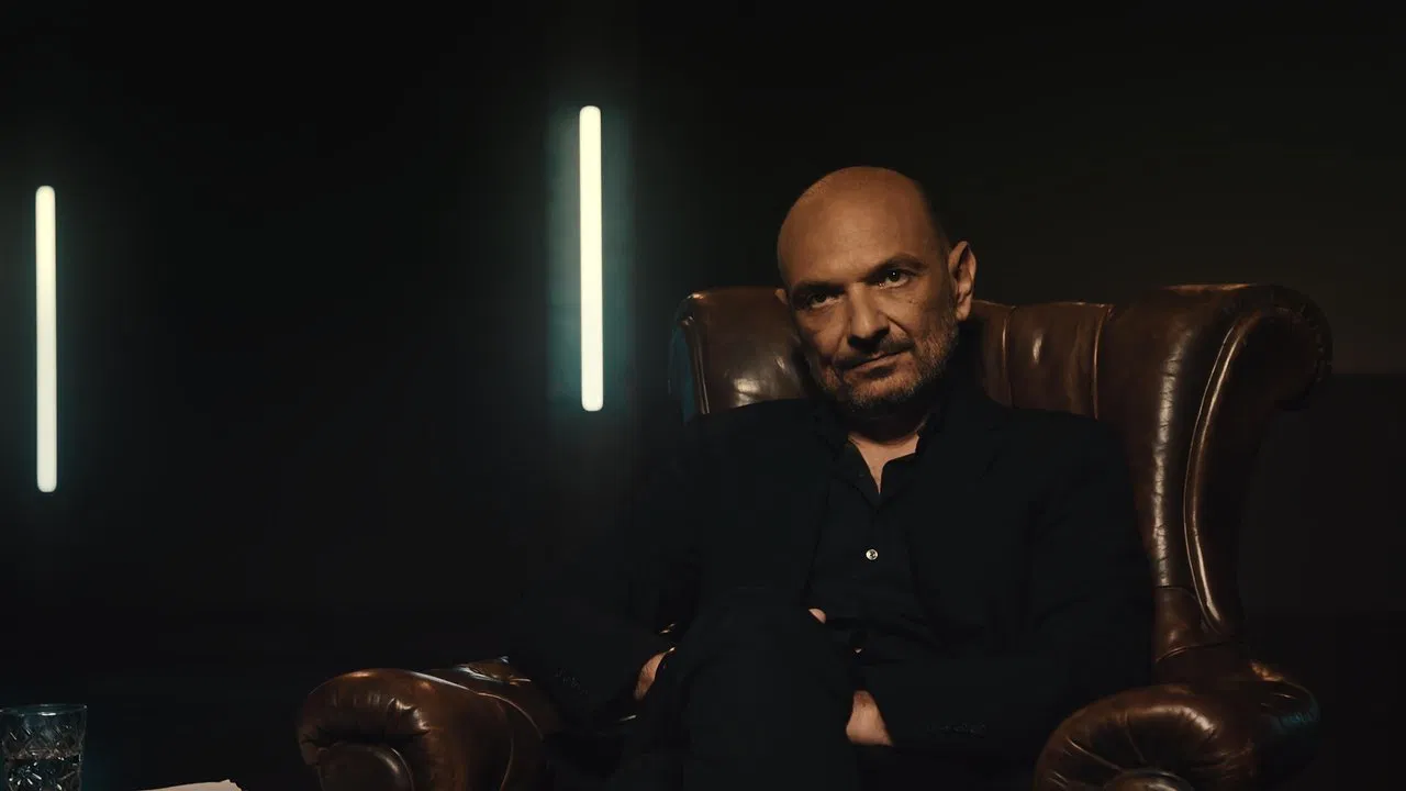 Dieu peut se défendre tout seul backdrop