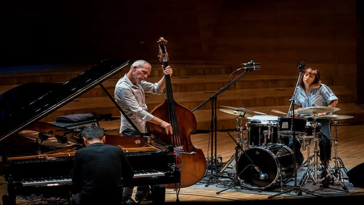Avishai Cohen Trio Leverkusener Jazztage 2024 backdrop