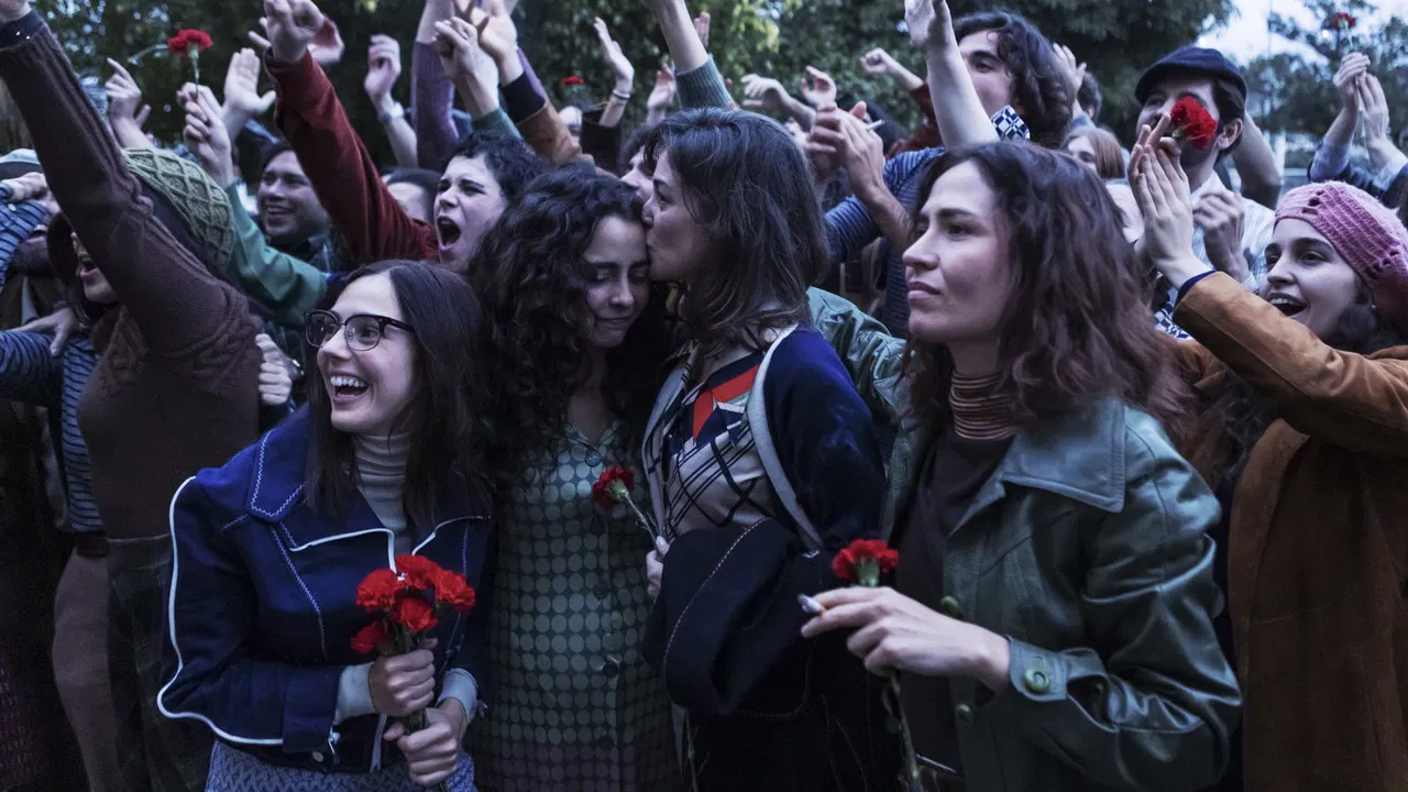 Mulheres, às armas! backdrop