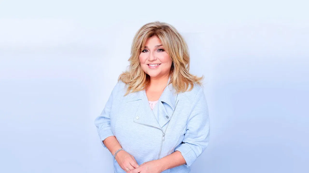 Deux filles le matin backdrop