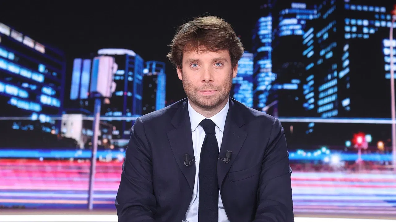 Tout le monde veut savoir backdrop