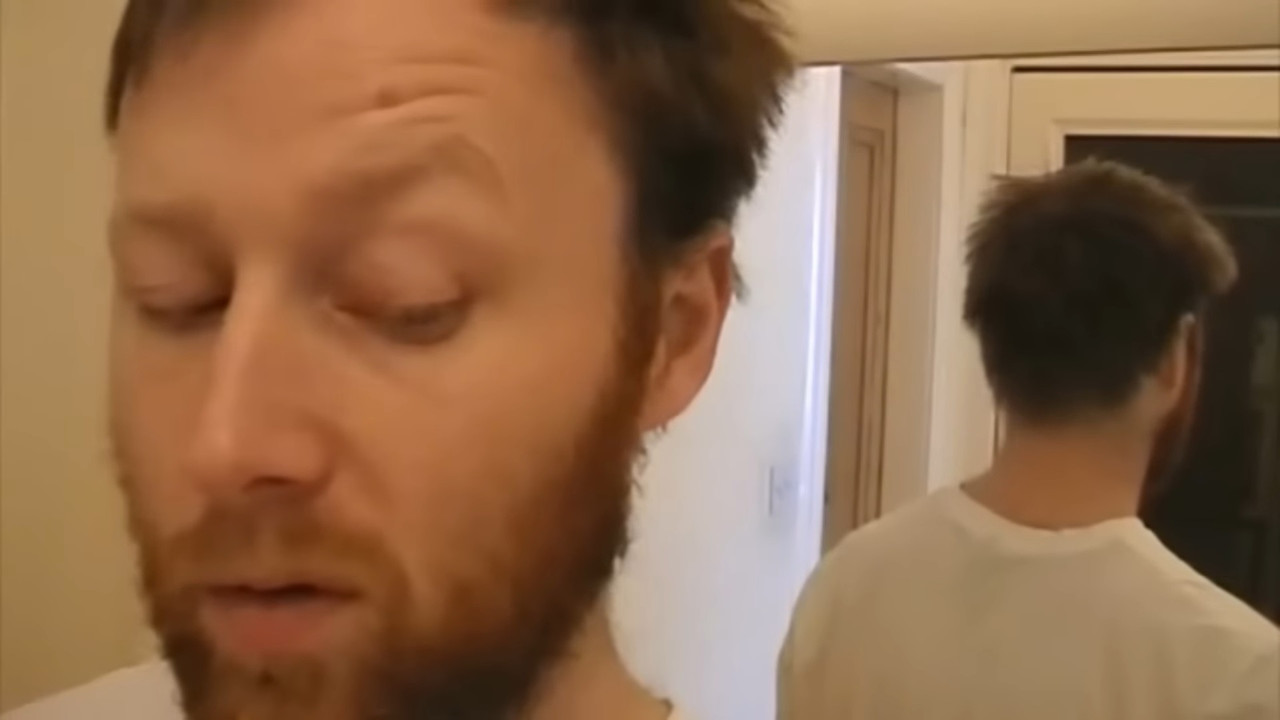 Dee Dee: Mirror backdrop