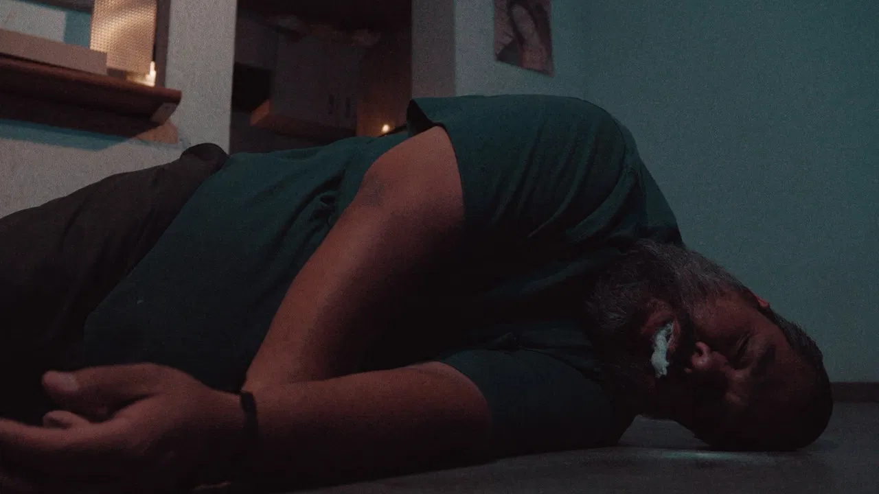 Malas Raíces backdrop