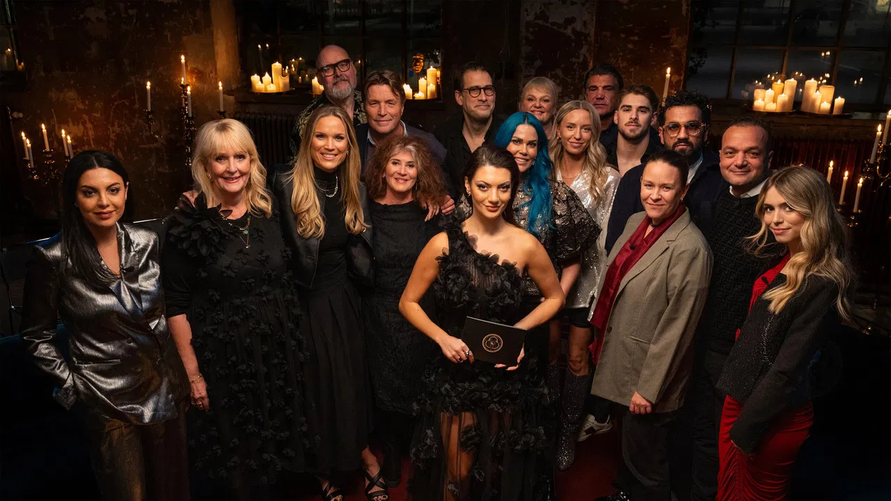 Förrädarna - Återträffen backdrop