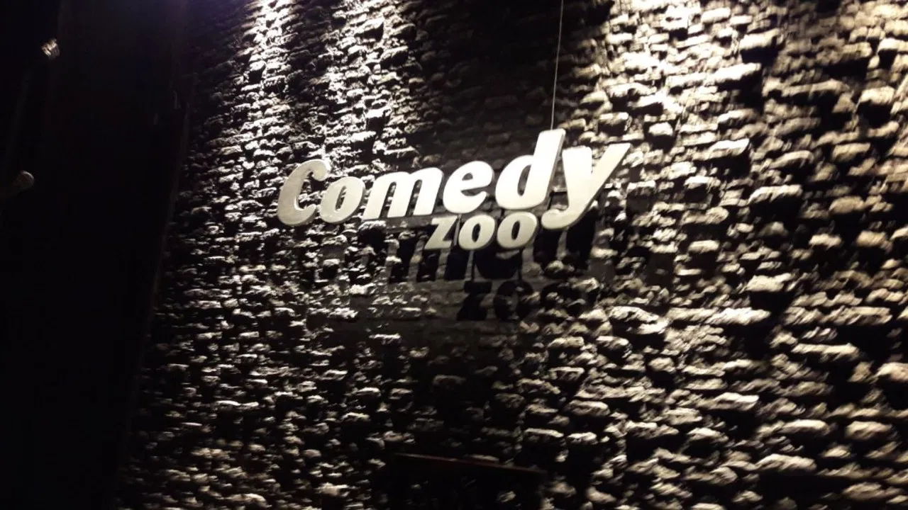 Ikke for Sjov backdrop