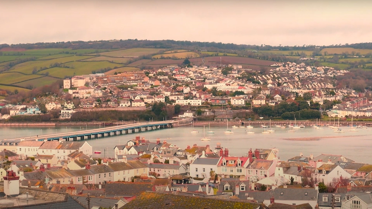 Southeasterlies backdrop