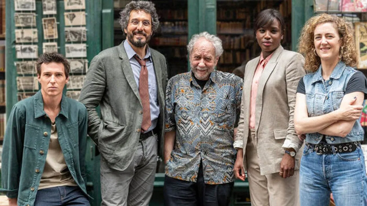 Tout le monde ment 2 backdrop