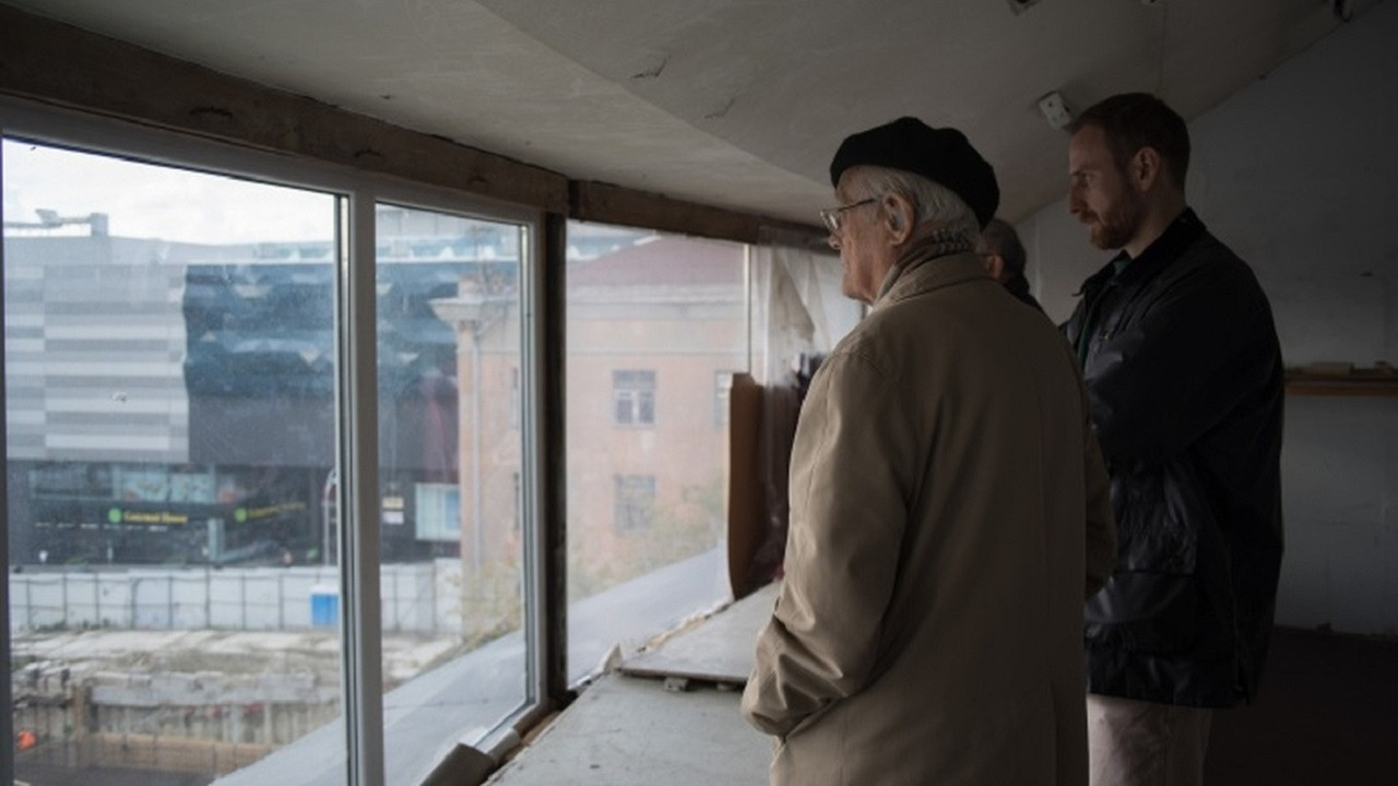 Facade Colour: Blue backdrop