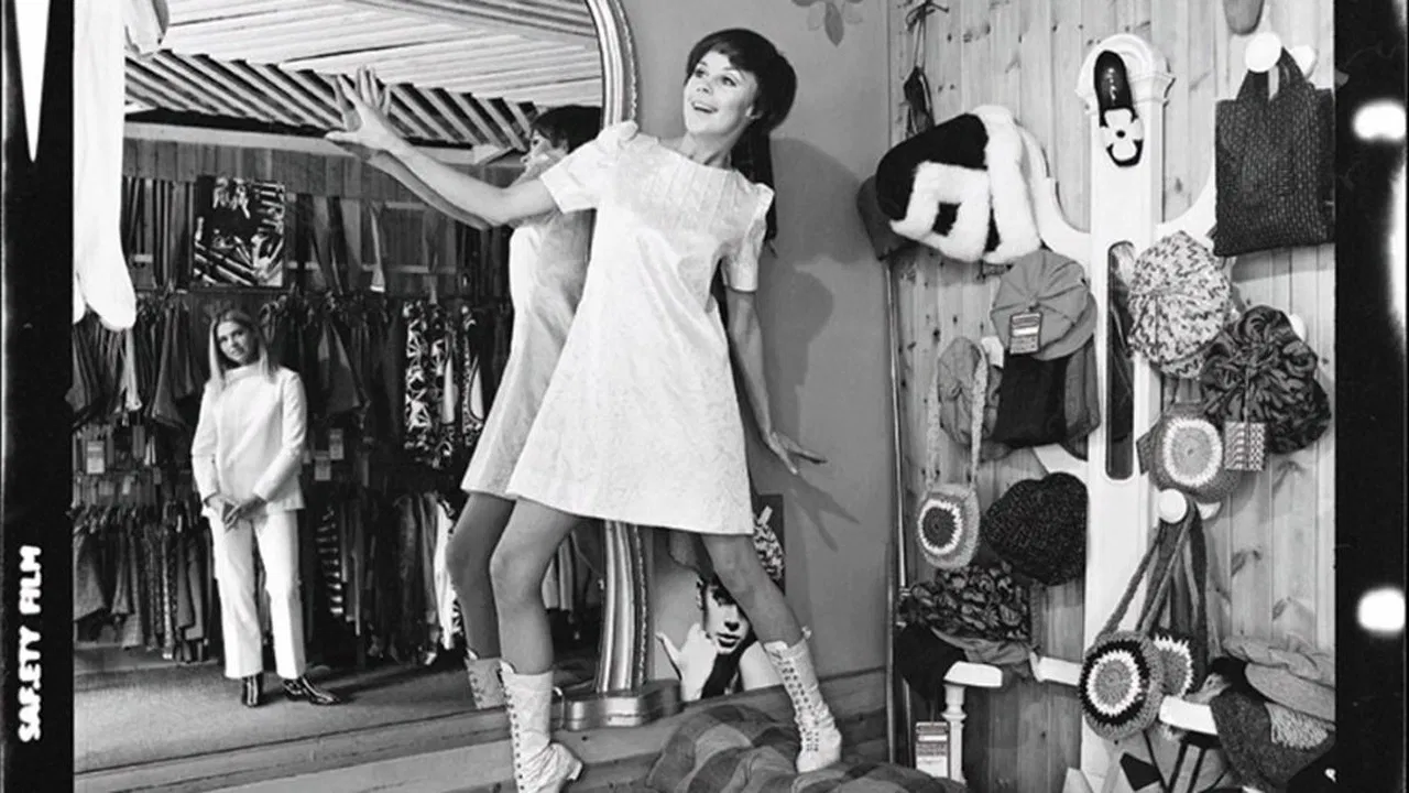 Mini-jupe, tout court ! backdrop