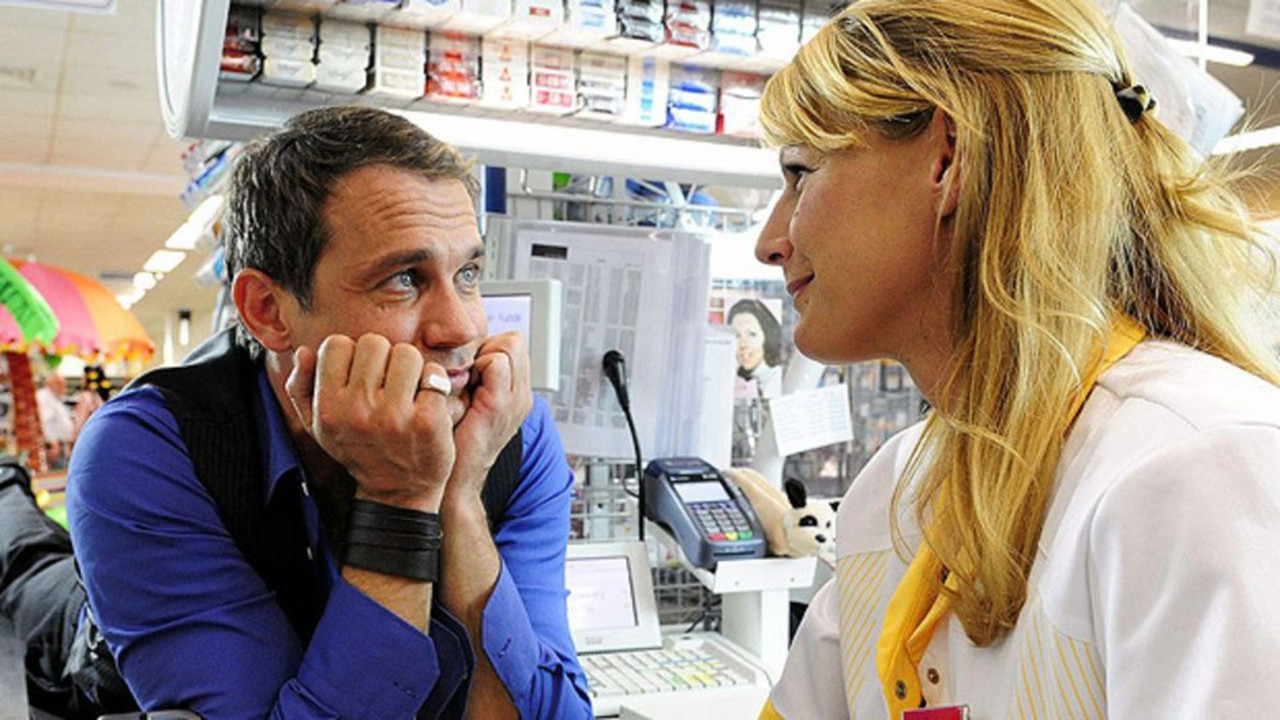 Claudia - Das Mädchen von Kasse 1 backdrop