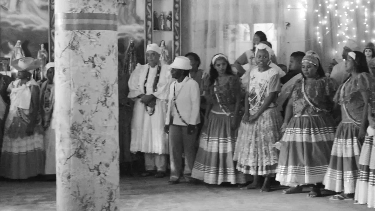 crystallizes; resonates backdrop