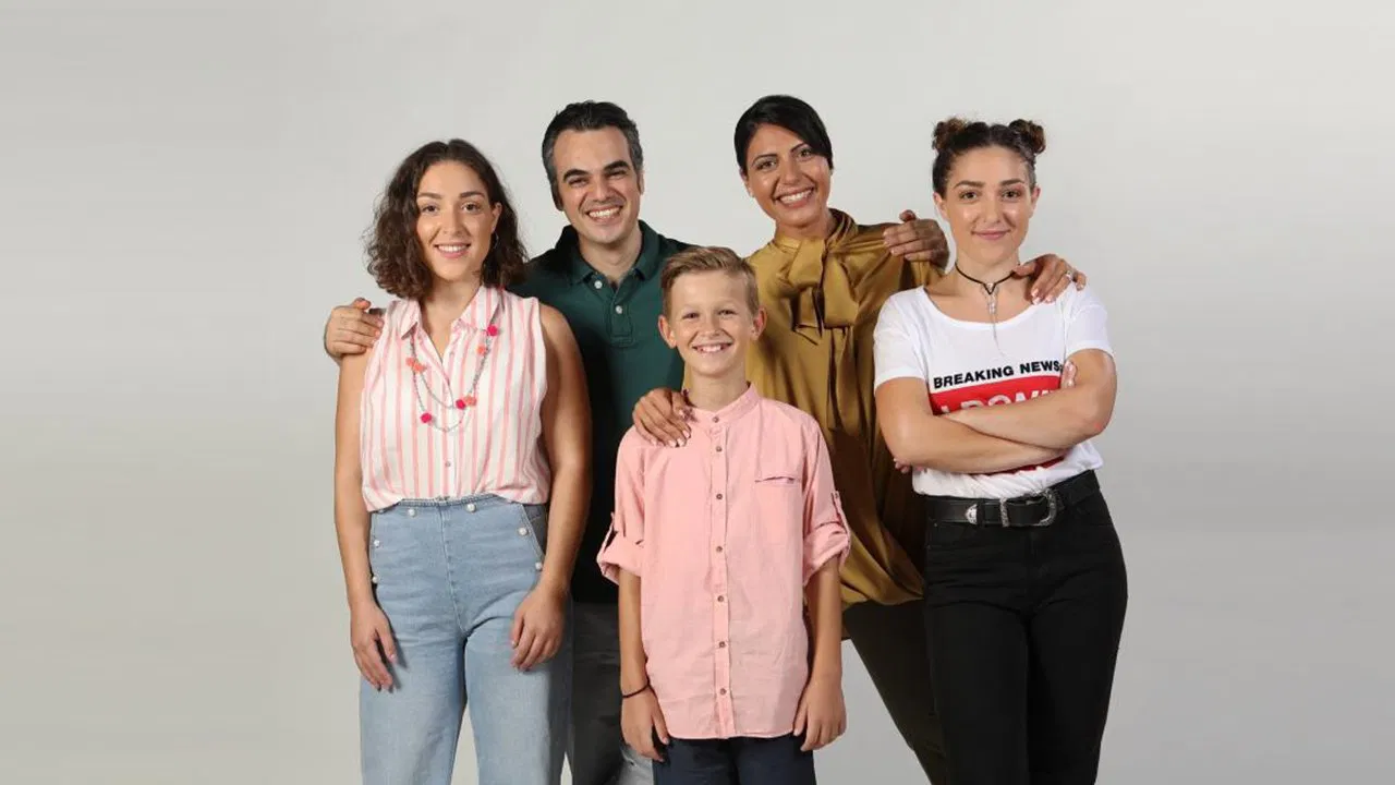 Η Φαμίλια backdrop