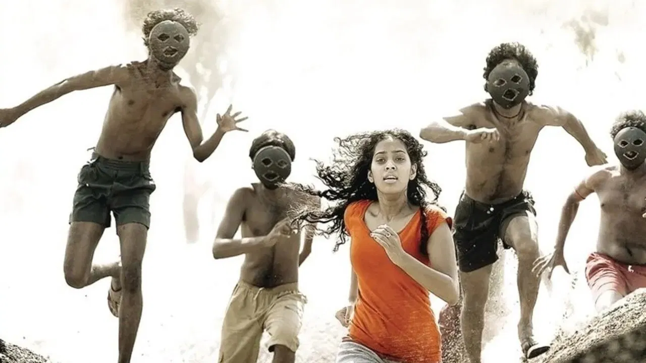 Maathi Yosi backdrop