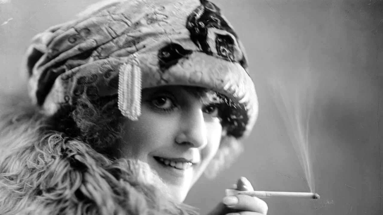 Sigrid Holmquist backdrop