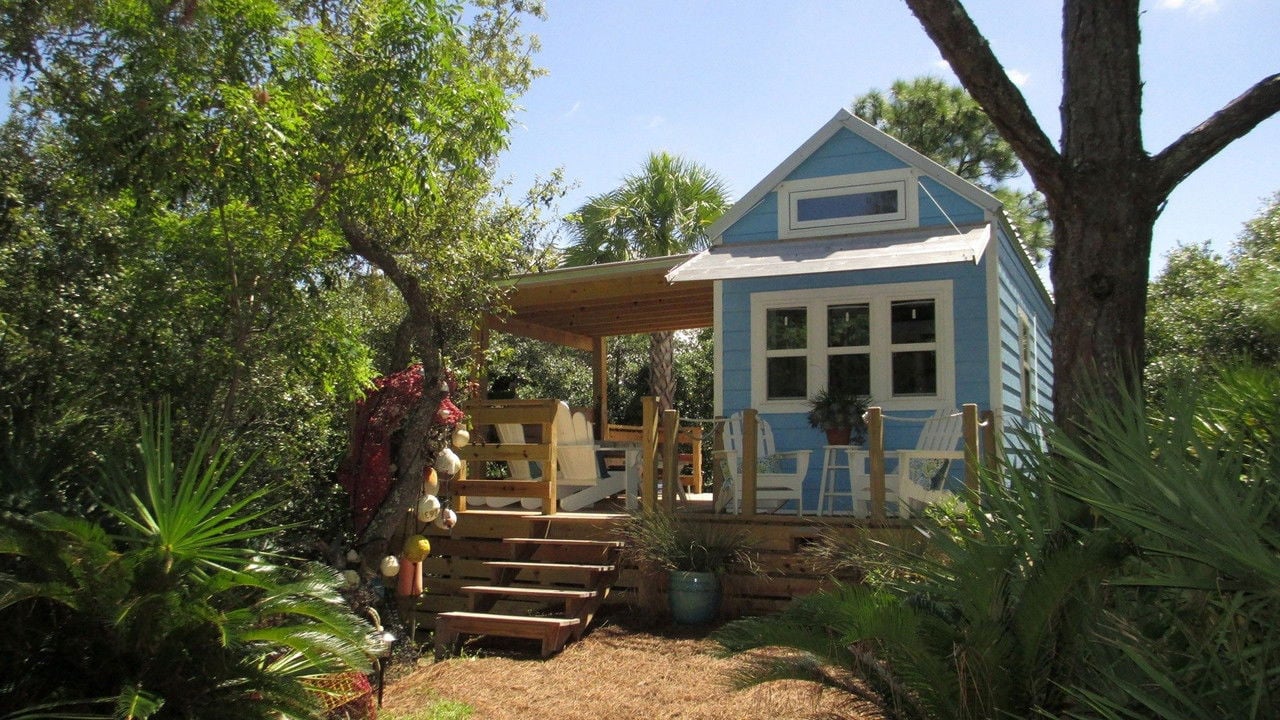 Tiny House Hunting backdrop