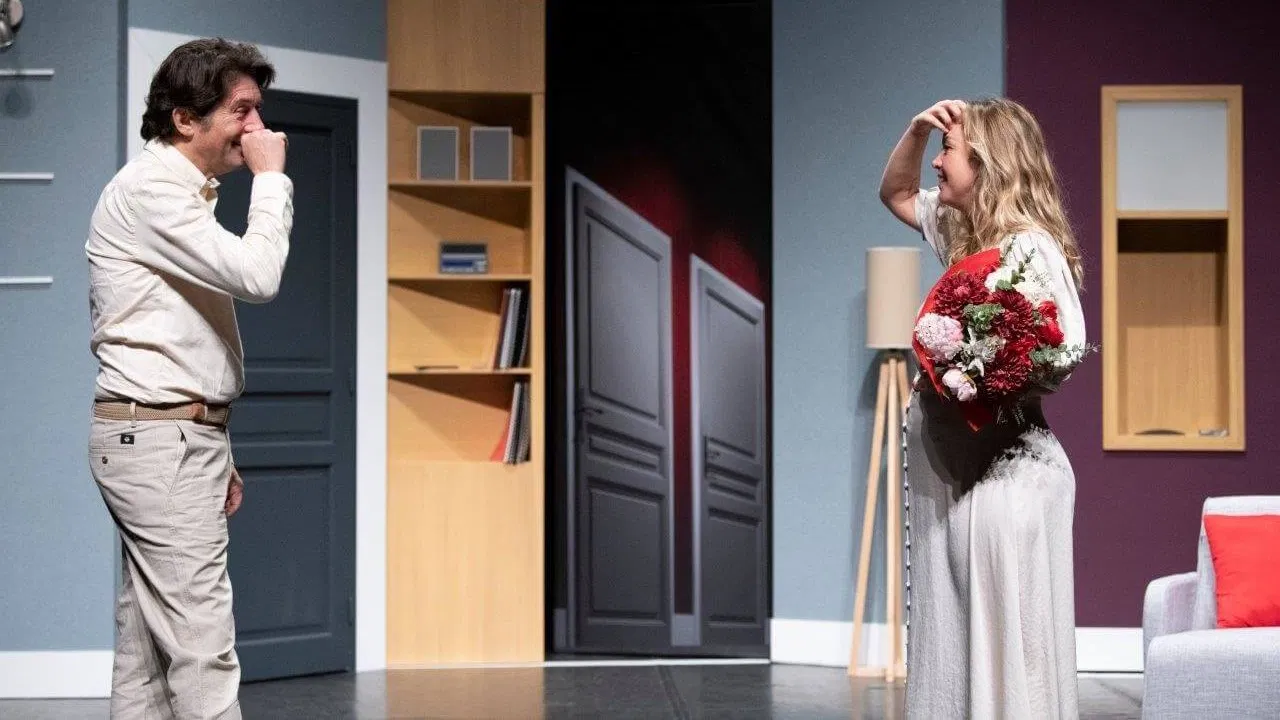 Derrière le rideau backdrop