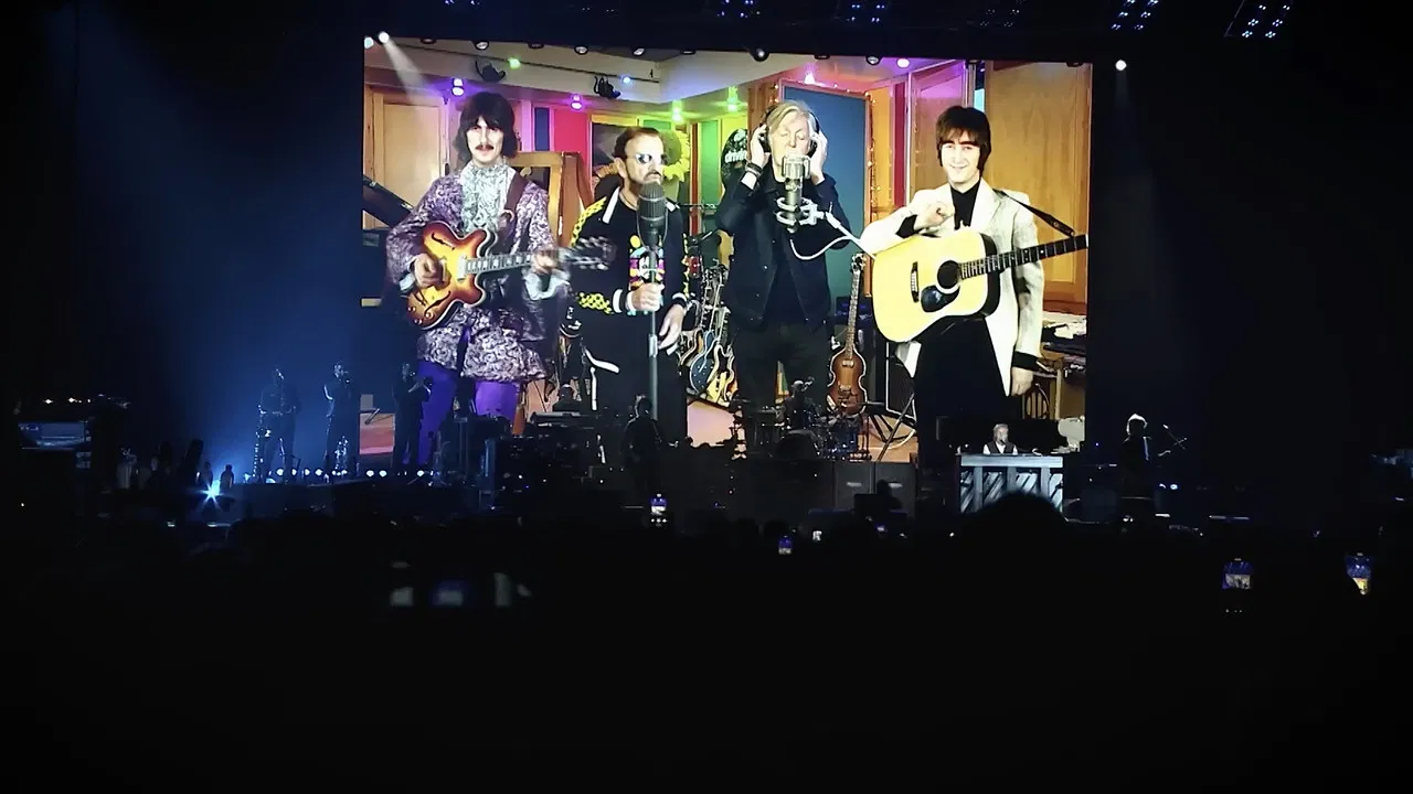 Paul McCartney: Got Back Argentina backdrop