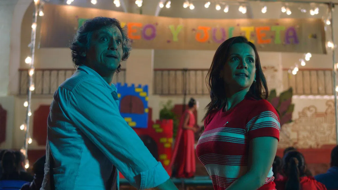 Rómulo y Julita backdrop