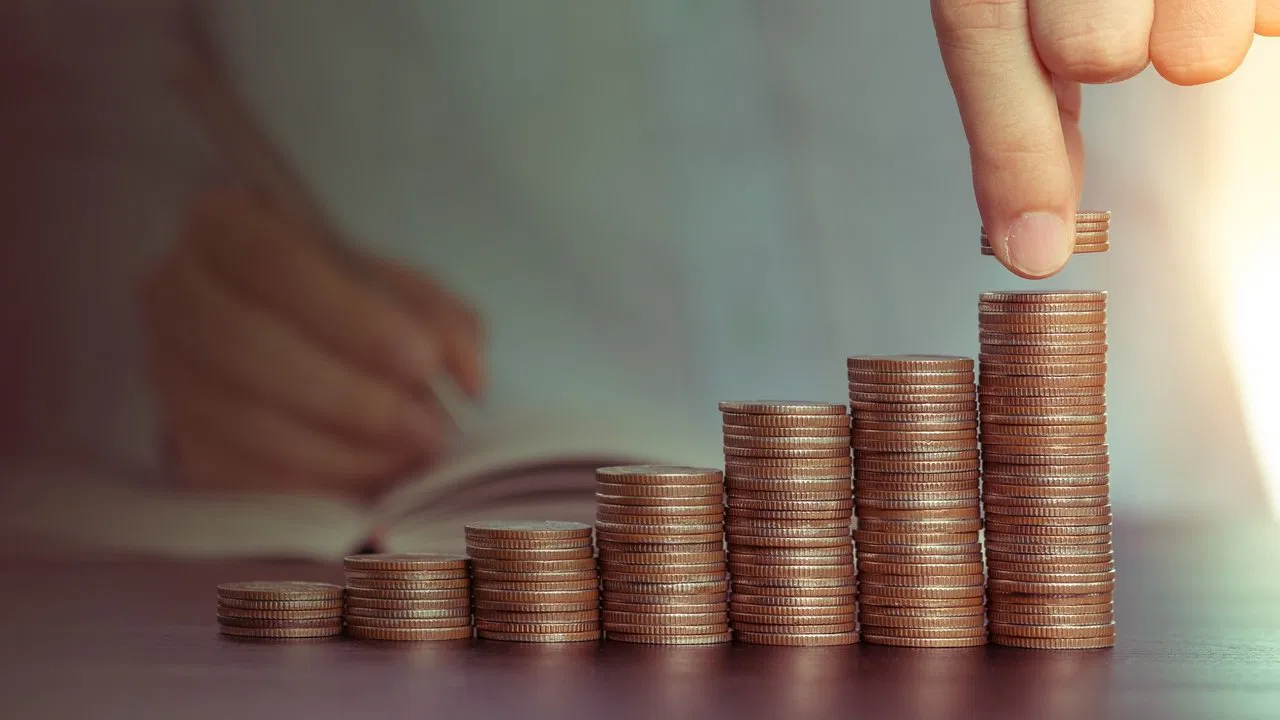 Extreme Cheapskates backdrop