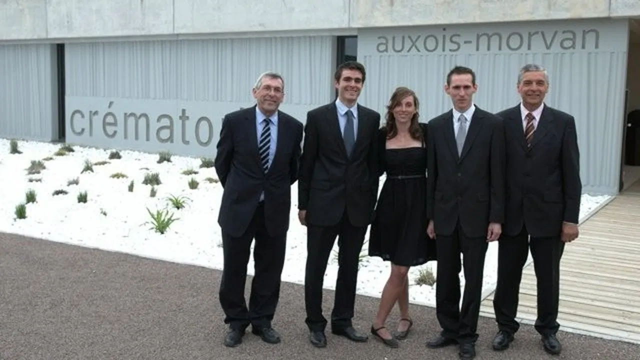 Dans la famille croque-mort backdrop