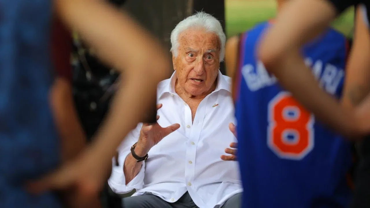 Un coach come padre backdrop