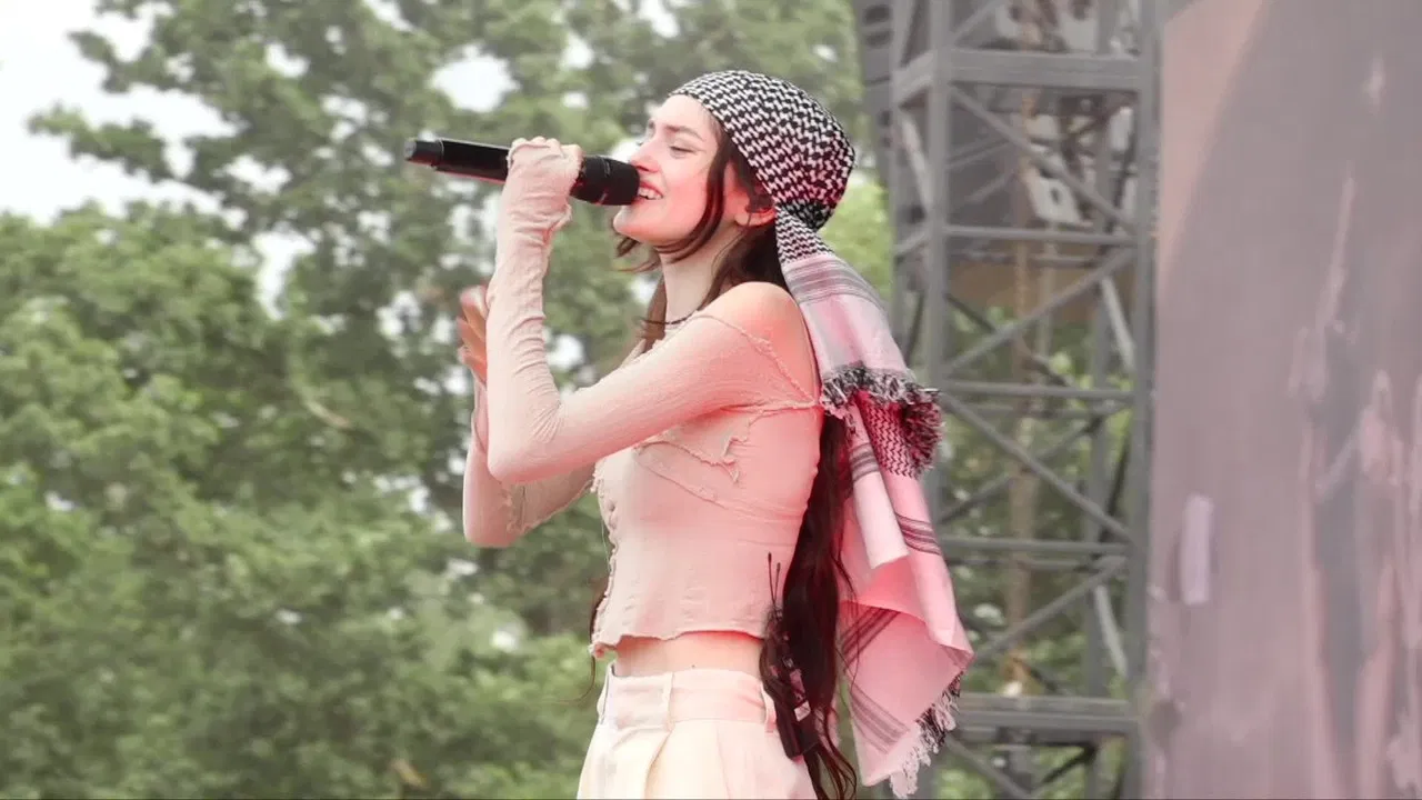 Solann en concert aux Vieilles Charrues 2025 backdrop