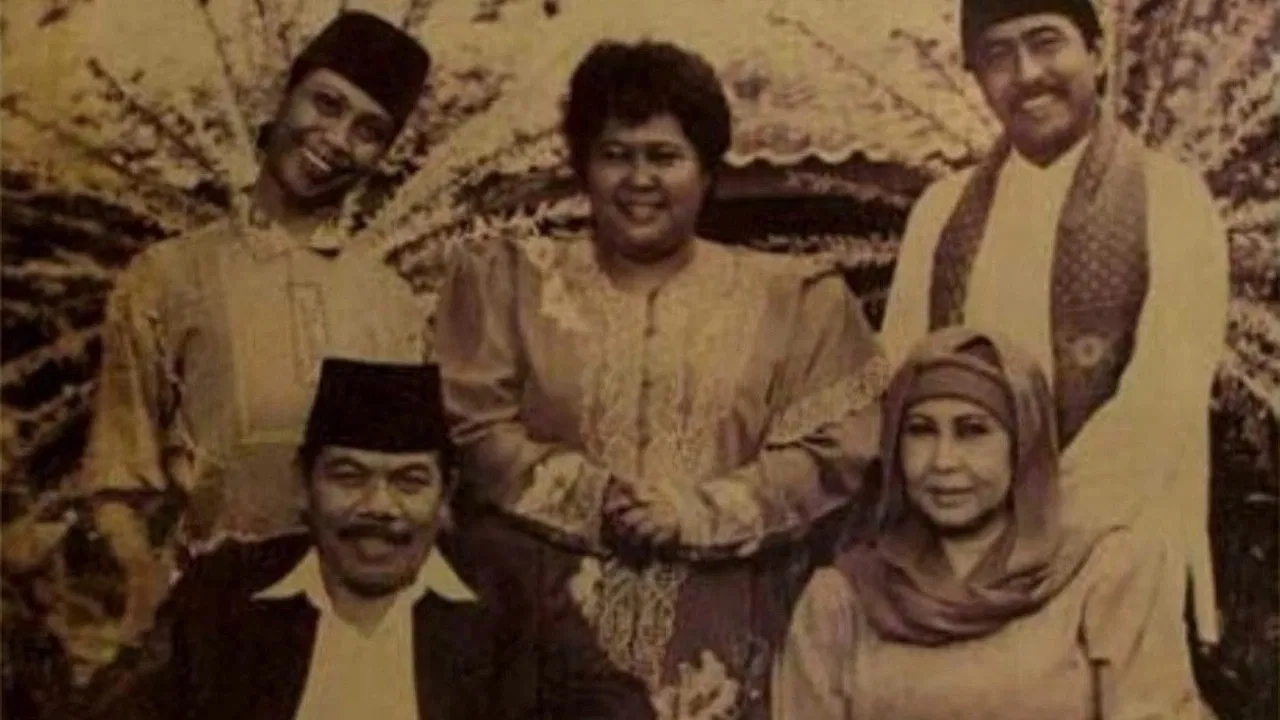 Si Doel Anak Sekolahan backdrop