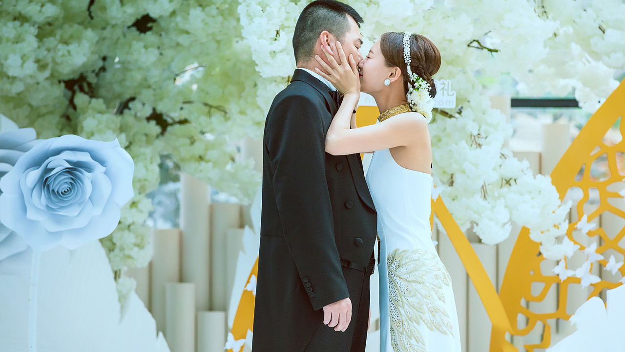 Don't Think Twice, Love's All Right backdrop