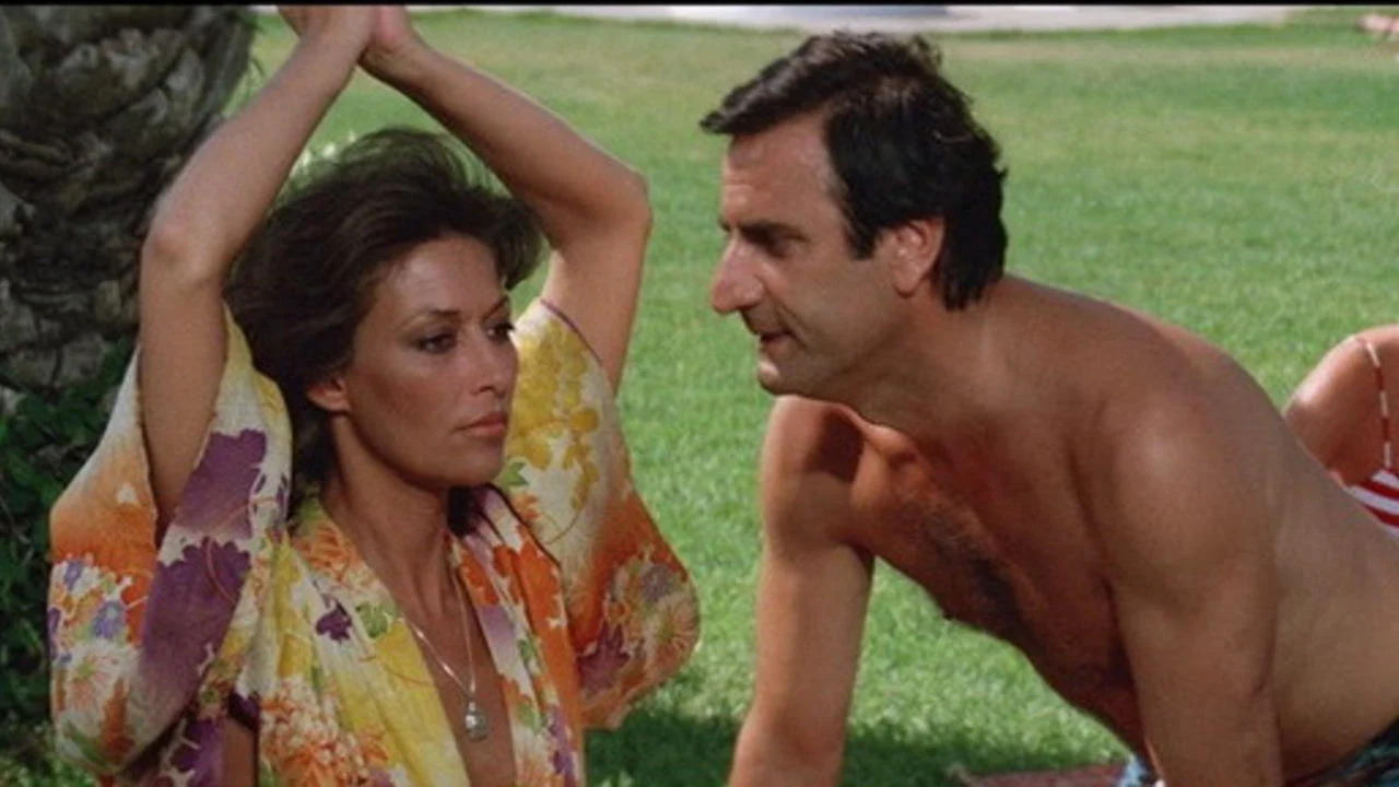 Plus beau que moi tu meurs backdrop