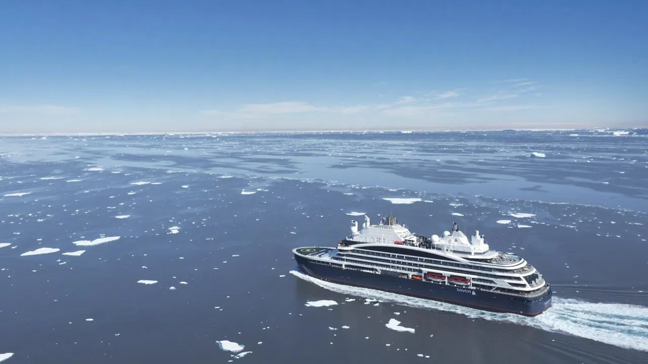 Le Commandant Charcot, croisière hi-tech dans les glaces backdrop