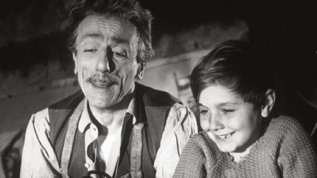 L'uomo dai calzoni corti backdrop