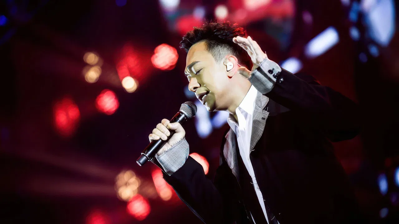 “祝您愉快”纪念黄家驹25周年演唱会 backdrop